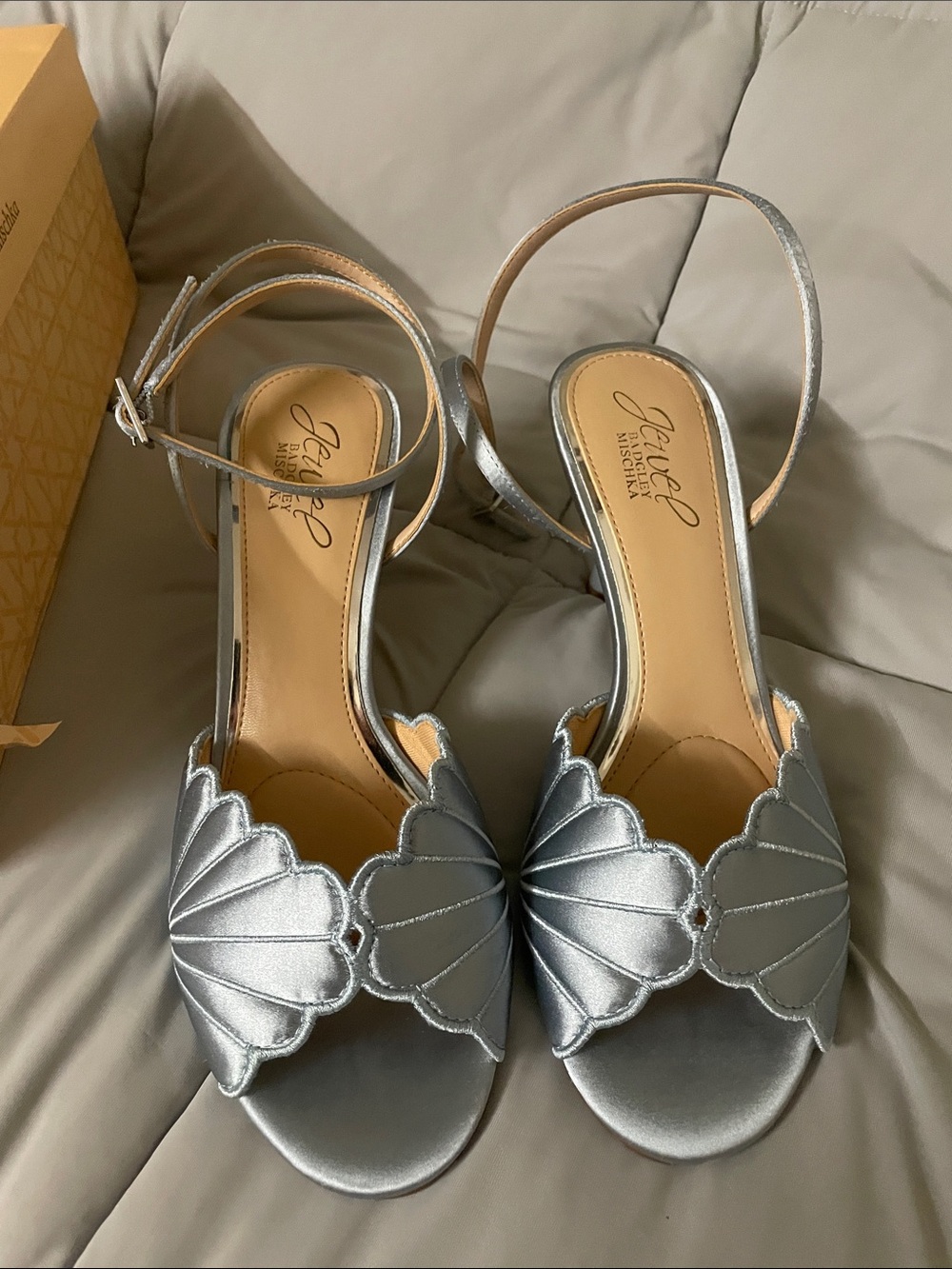 Jewel Badgley Mischka Silver Scalloped Open-Toe Slingback Heels